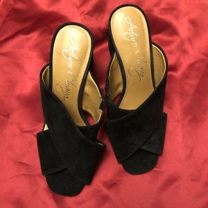 New Arturo Chiang “Jessica” Black Suede Block Heel